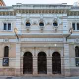 Il piano terra � contraddistinto da un bugnato liscio su cui si aprono i tre portali d'accesso a tutto sesto inquadrati da cornici modanate, stesso motivo ripreso dalle due finestre presenti ai lati